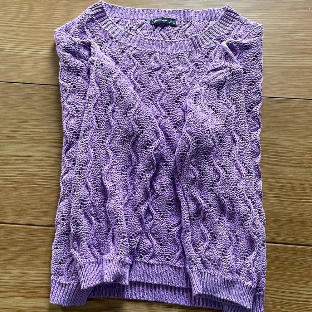 Lilac to purple oversized sweater, suitable for fall and spring. Size M.